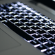 Programar tu teclado para que la luz se apague después de cierto periodo de inactividad te puede ayudar a ahorrar batería.